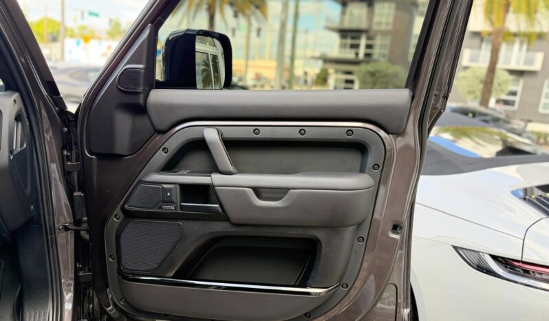 2025 Land Rover Defender 110 P635 OCTA full