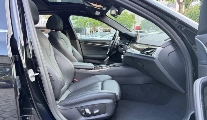 2019 BMW 5 Series 530e iPerformance full